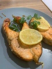 grilled salmon with lemon