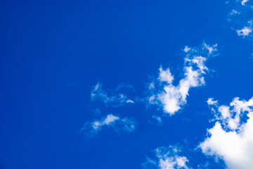 Fototapeta na wymiar 鮮やか、爽やかな青空のゴルフ場上空・雄大な清々しい空と雲（千葉県木更津市）