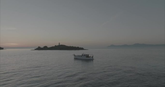 Atardecer o amanecer Barco llaut / Lla&uuml;t Mallorca Alcudia - 50fps Drone  (Formato D-log para edici&oacute;n y correcci&oacute;n de color profesional) dji mavic 3 cine