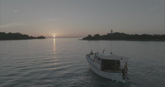 Atardecer o amanecer Barco llaut / Lla&uuml;t Mallorca Alcudia - 50fps Drone  (Formato D-log para edici&oacute;n y correcci&oacute;n de color profesional) dji mavic 3 cine