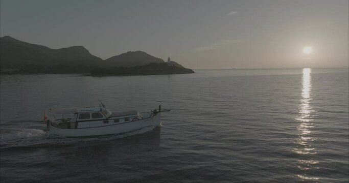 Atardecer o amanecer Barco llaut / Lla&uuml;t Mallorca Alcudia - 50fps Drone  (Formato D-log para edici&oacute;n y correcci&oacute;n de color profesional) dji mavic 3 cine