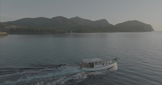 Atardecer o amanecer Barco llaut / Lla&uuml;t Mallorca Alcudia - 50fps Drone  (Formato D-log para edici&oacute;n y correcci&oacute;n de color profesional) dji mavic 3 cine