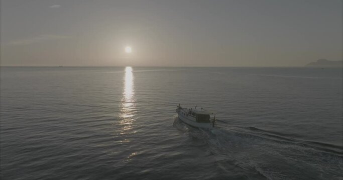 Atardecer o amanecer Barco llaut / Lla&uuml;t Mallorca Alcudia - 50fps Drone  (Formato D-log para edici&oacute;n y correcci&oacute;n de color profesional) dji mavic 3 cine