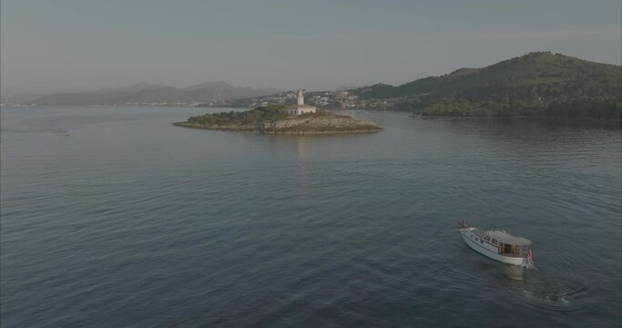Atardecer o amanecer Barco llaut / Lla&uuml;t Mallorca Alcudia - 50fps Drone  (Formato D-log para edici&oacute;n y correcci&oacute;n de color profesional) dji mavic 3 cine