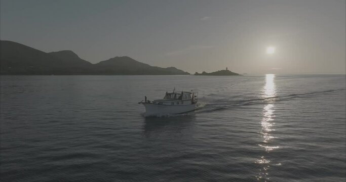 Atardecer o amanecer Barco llaut / Lla&uuml;t Mallorca Alcudia - 50fps Drone  (Formato D-log para edici&oacute;n y correcci&oacute;n de color profesional) dji mavic 3 cine