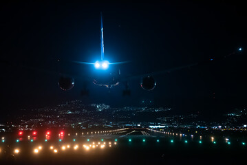 大阪伊丹空港に着陸する美しい飛行機と滑走路の夜景