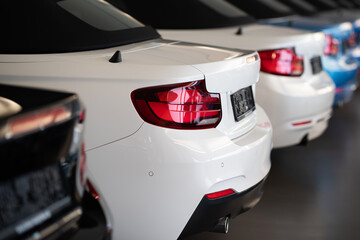 Autos in einer Reihe, Neuwagen / Gebrauchtwagen