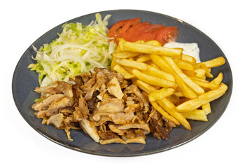 assiette de kebab et frites en gros plan, isolé sur un fond blanc