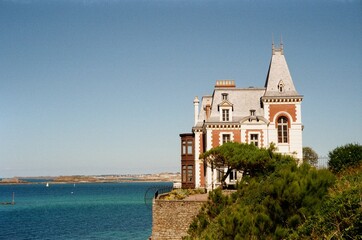 Dinard and its villa with sea view and Saint-Malo behind.
Dinard et sa villa avec vue sur mer et...