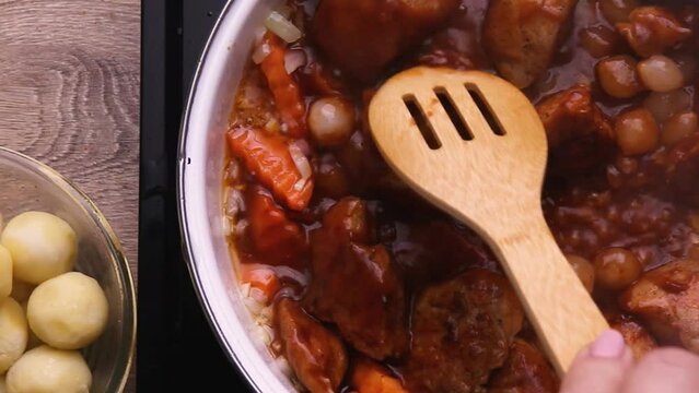 Meat burgundy cooking principle step by step