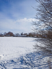 Obraz premium Old wooden houses and buildings in the snow