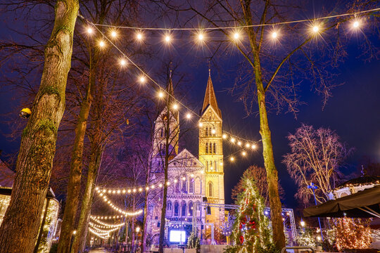 Historische Munsterkerk in der Altstadt von Roermond mit Beleuchtung zur Weihnachtszeit