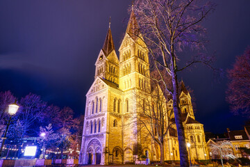 Fototapeta na wymiar Historische Munsterkerk in der Altstadt von Roermond mit Beleuchtung
