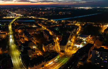 arterie miasta czyli oświetlone ulice miejskie widziane z góry
