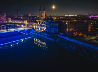 Opole z Mostem Piastowskim i katedrą nad rzeką Odrą w nocy z drona