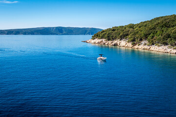 Fototapeta na wymiar Motorboot, Blick auf die Insel Cres, Kroatien