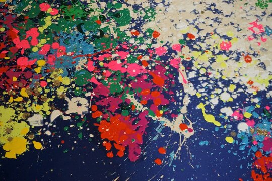 Buntes Farbklecksmuster auf blauem Hintergrund 