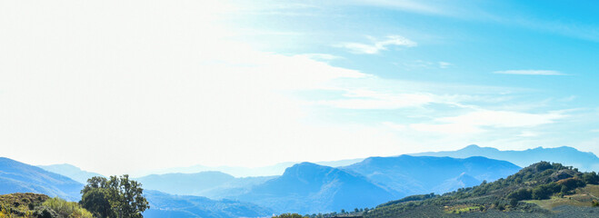 Panorama avec montagnes en dégradé