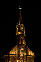 Fototapeta na wymiar Torre da Igreja São Pedro em Gramado iluminada à noite