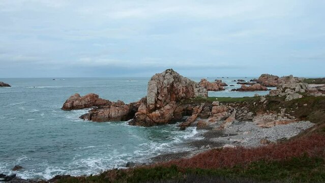 Paysage de mer sur la côte bretonne à Plougrescant France - 4K