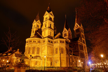 Historische Munsterkerk in der Altstadt von Roermond bei Nacht