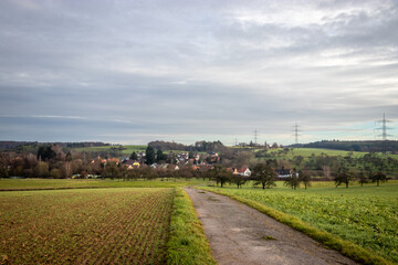 Fototapeta na wymiar Reizendes traditionelles Dorf Kleineicholzheim in Baden-Württemberg, Deutschland. Idyllische europäische Landschaft der Mosbach Region