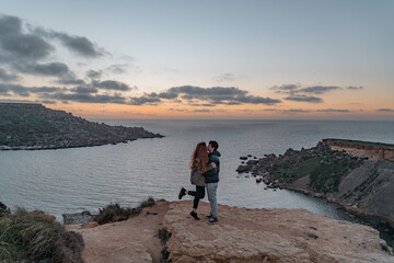 Naklejka premium couple in love during the sunset. 