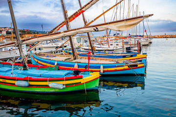 Fototapeta na wymiar Barque Catalane dans le port de Banyuls-sur-Mer