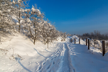 Fototapeta premium Winter path against the blue sky 