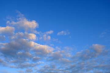 Naklejka na ściany i meble 秋の夕方手前の美しい青空と雲