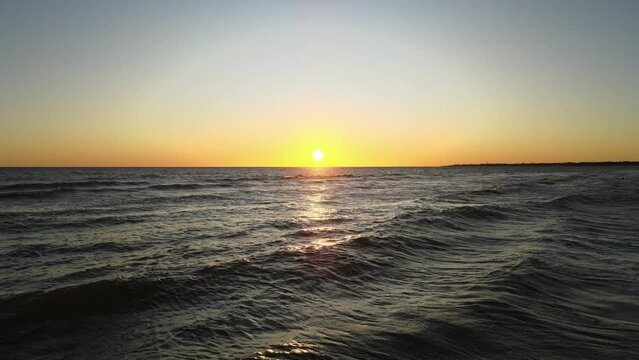 Atardecer espectacular con playa desierta sin gente 