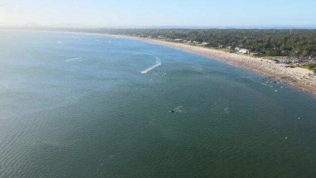 Motos de agua y lanchas sobre playa de verano 