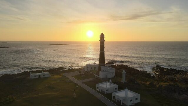Espectacular amanecer en el mar con faro 
