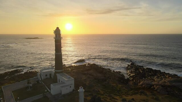 Faro en espectacular amanecer 