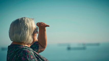 Mujer senior contempla el mar y el horizonte