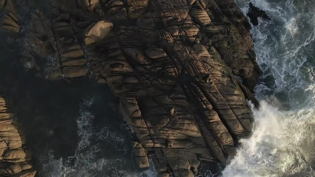 Impacto de olas en rocas al borde del mar 