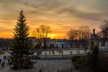 Klasztor Jasna G&oacute;ra, zach&oacute;d słońca. Choinka. Boże Narodzenie.