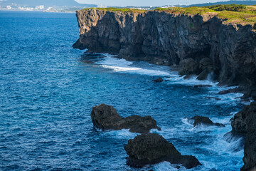 沖縄・読谷村残波岬から見える海と断崖絶壁