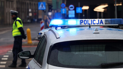 Incydent policji w mieście. - Sygnalizator błyskowy niebieski na dachu radiowozu policji polskiej drogowej.