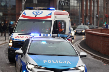 Obrazy na Plexi  Karetka pogotowia i policja jedzie z pomocą do wypadku samochodowego w mieście