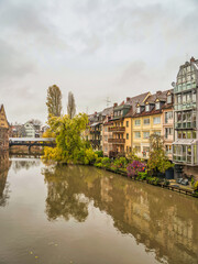 Naklejka premium Beautiful historic buildings and Hangman's Bridge on Pegnitz river in Nuremberg, Germany