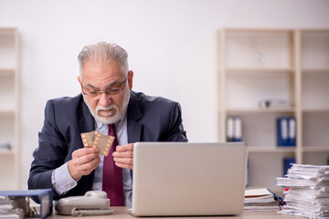 Old boss employee feeling bad at workplace