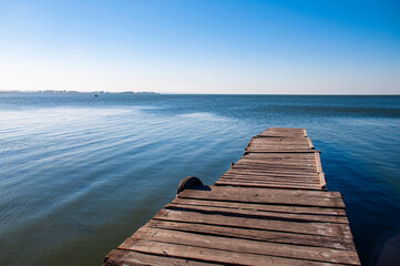 Obraz premium Old wooden plank platform on the lake