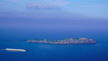 Fototapeta na wymiar 伊豆諸島新島の富士見峠展望台から見た地内島