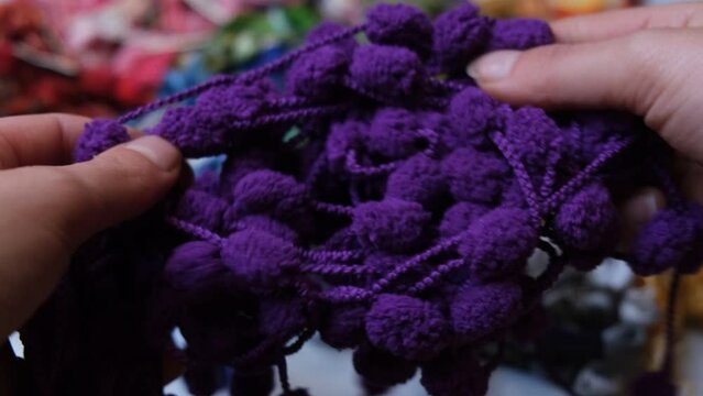 4k v&iacute;deo. Persona de una tienda de hilos y lana de una peque&ntilde;a empresa