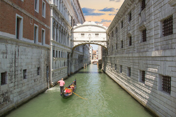 Obraz premium Beautiful view of the Bridge of sighs over one of the Venetian canals in Venice, Italy