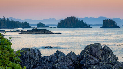 Beautiful sunset on the west coast of Vancouver Island. - obrazy, fototapety, plakaty