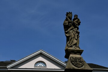 Marienbrunnen mit Giebel Rathaus am Marktplatz in Remagen am Rhein