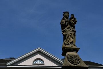 Fototapeta premium Marienbrunnen mit Giebel Rathaus am Marktplatz in Remagen am Rhein