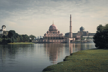 Fototapeta na wymiar putra mosque pink mosque located in putrajaya lakeside malaysia